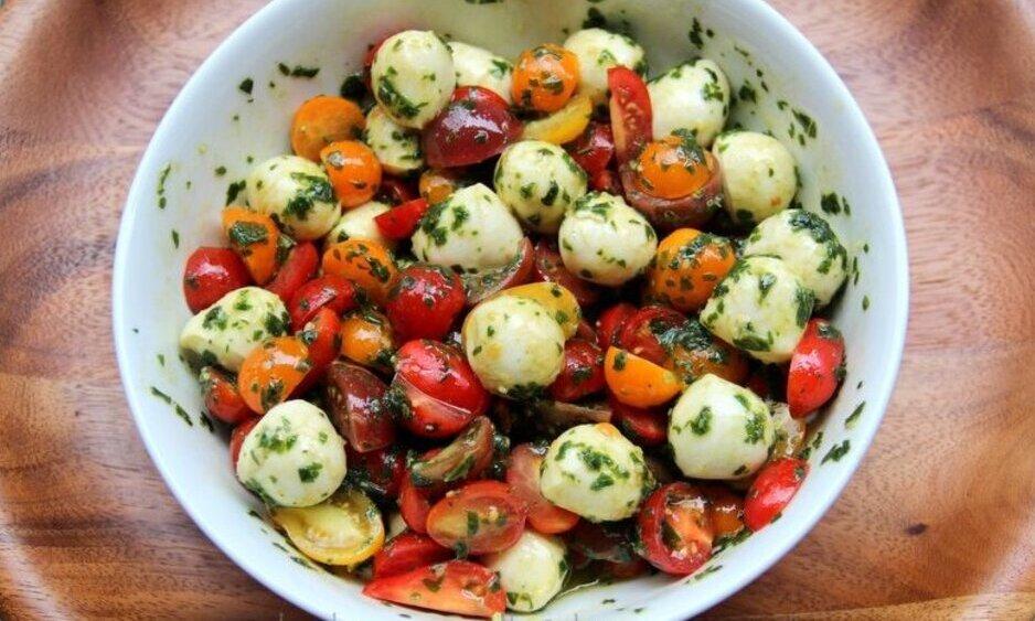 Leckerer Italienischer Tomaten Salat mit Mozzarella - Sowas Von Lecker