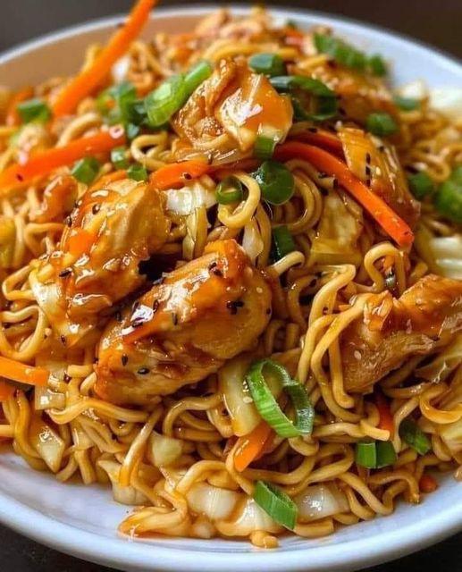 Chinesisch gebratene Nudeln mit Hühnchenfleisch